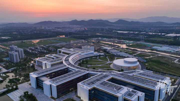 围绕着西湖大学,规划形成环西湖大学创新片,在这一片区内还分布着大量