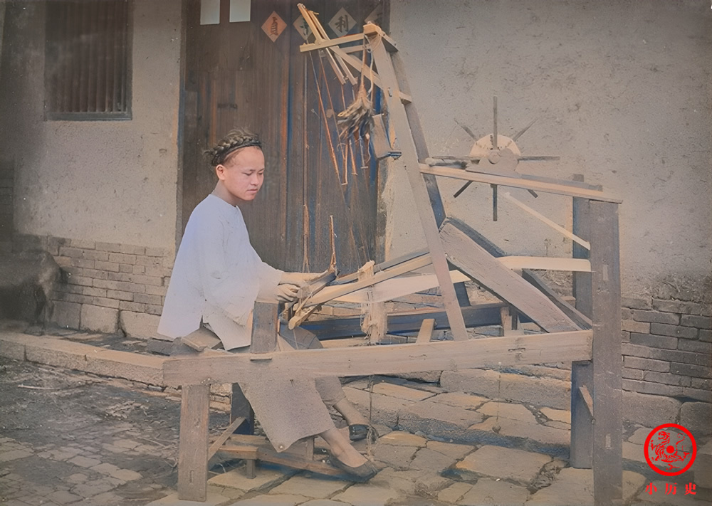 晚清彩色老照片:新郎新娘入洞房喝交杯酒,男人织布有模有样_腾讯新闻