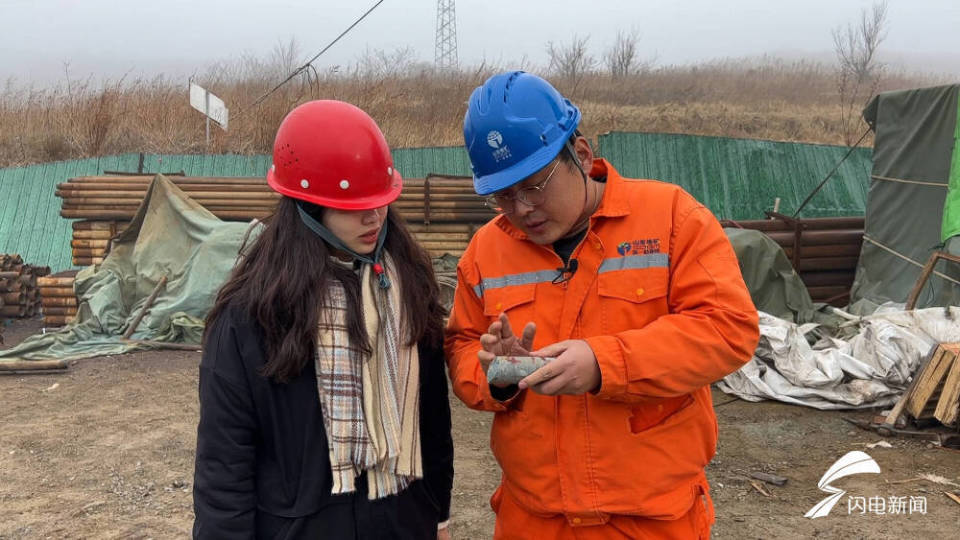 坐着轮胎不断打滑的越野车,经过几次泥地坡起,记者跟随地质人员终于