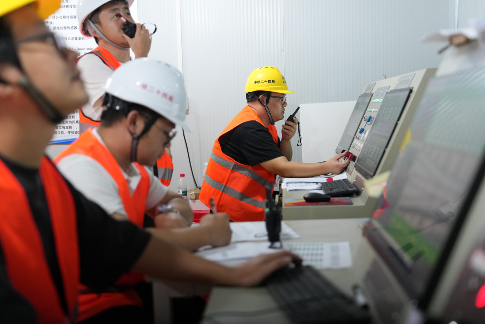 技术人员在浙江绍兴城际铁路柯桥站顶推横移换梁施工控制中心调度指挥