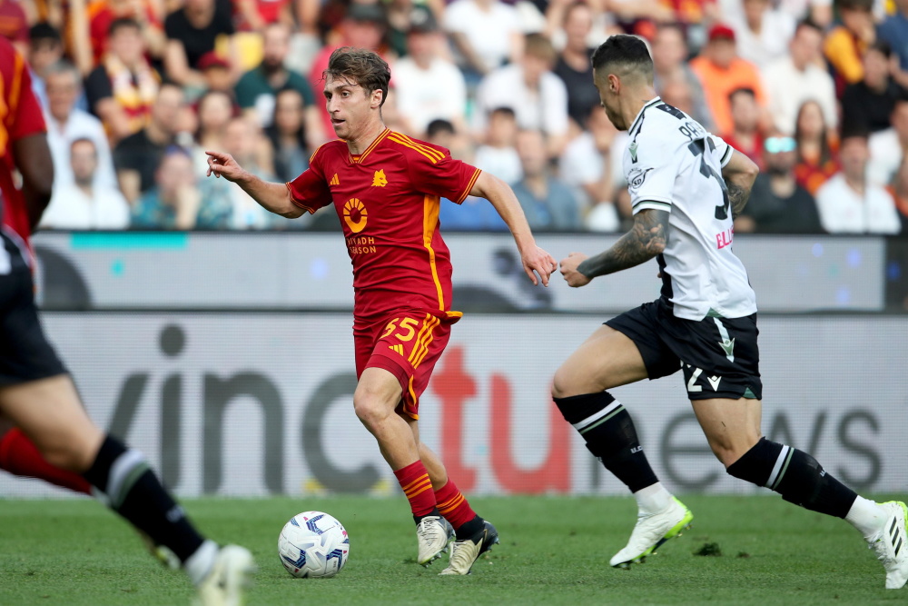 4月14日,罗马队主帅德罗西在场边指挥.新华社/欧新