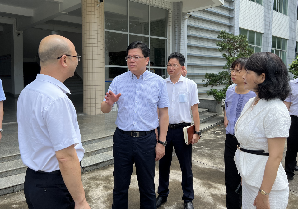 在恩平黄冈实验中学和恩平一中,黎沛荣先后到安检通道,考务室,监控室