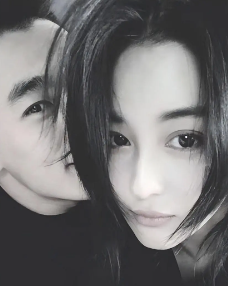 张馨予何捷夫妇同框,男方为老婆蹲地拍照太幸福,郎才女貌颜值高