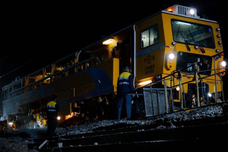 包银高铁是我国"八纵八横"高速铁路网京兰通道的重要组成部分,全线