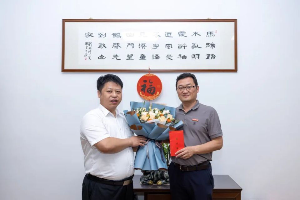 当天,邱志民还带队看望恒兴中学校长陈龙斌,县医院康复医学科主任毕研