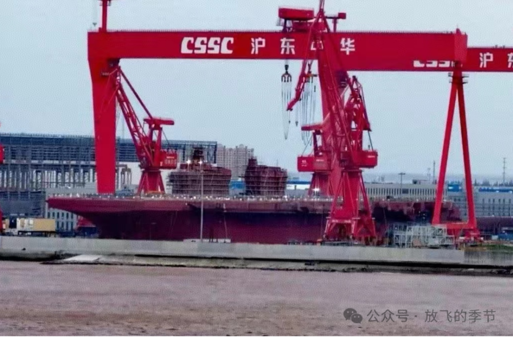 076型最新进展：双舰岛已安装完毕，全球唯一装备弹射器的攻击舰_腾讯新闻