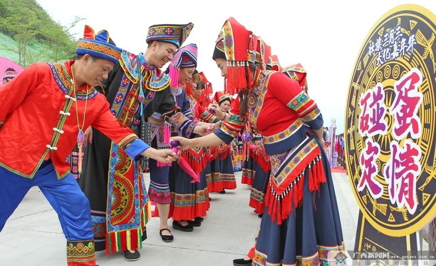 上山碰彩蛋.广西新闻网记者 覃铮 摄挑蛋笼上山.