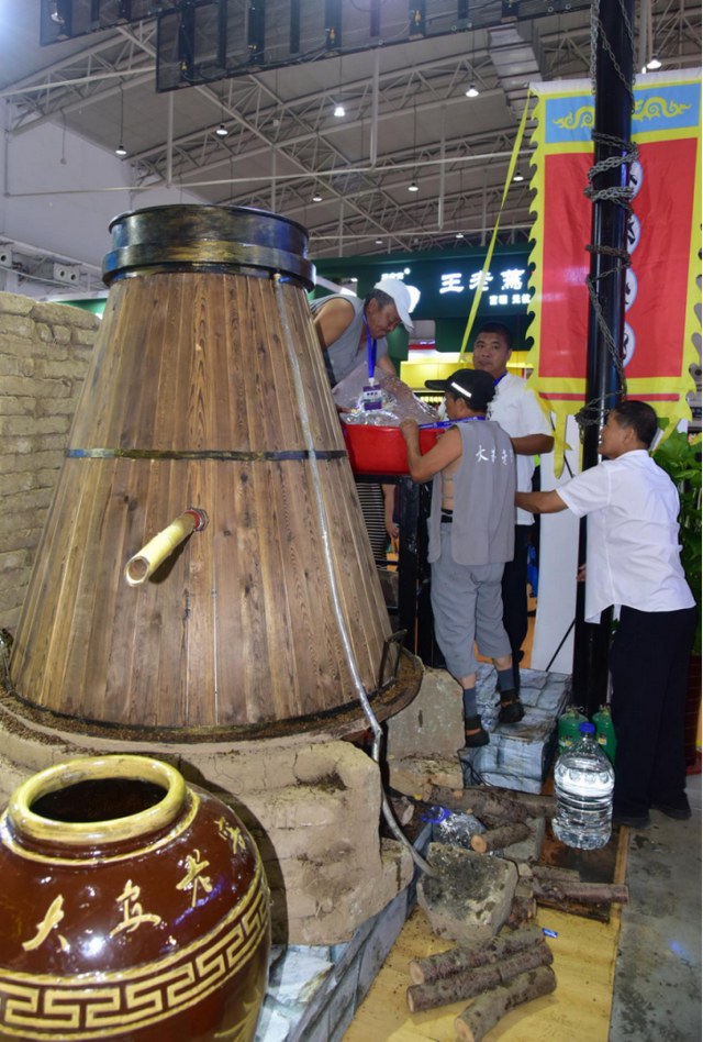 近千年前斫冰烧酒技术再现长春农博会