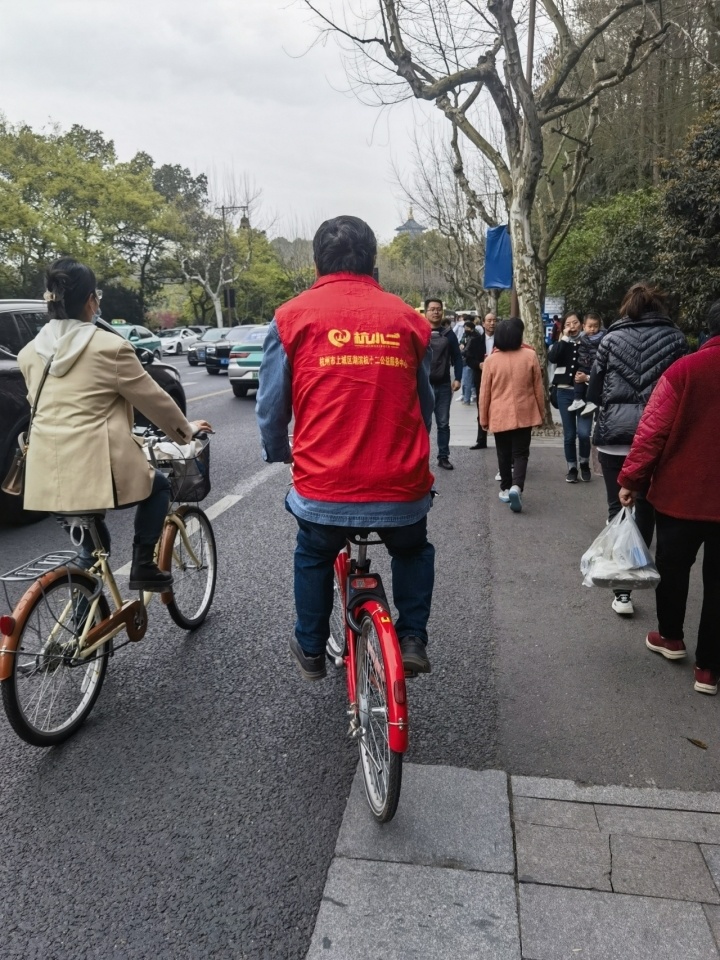 骑共享单车背影图片