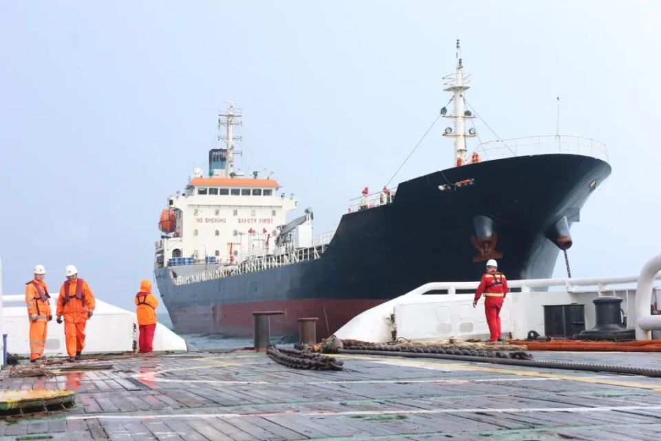 快睇√船上18人平安!北部湾一油轮发生险情,救助船出动施救!