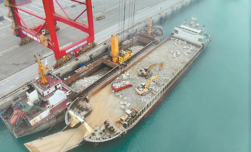 装载约4900吨花岗岩毛角石的货船缓缓驶离码头,朝着台湾台北港驶去,这