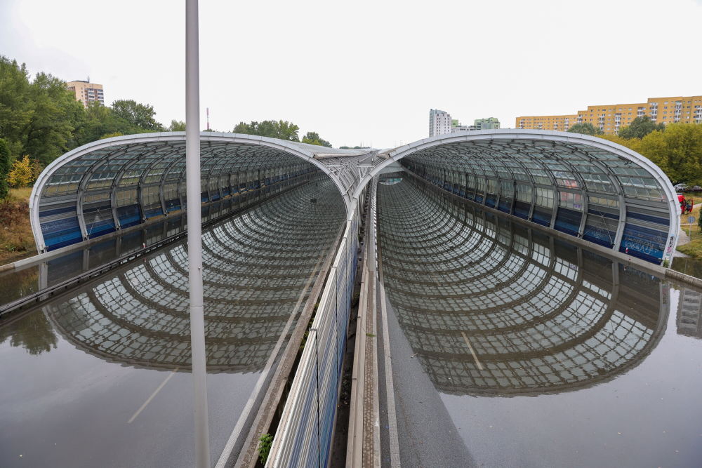 8月20日,消防员在波兰华沙肖邦机场附近被洪水淹没的隧道中抽水.