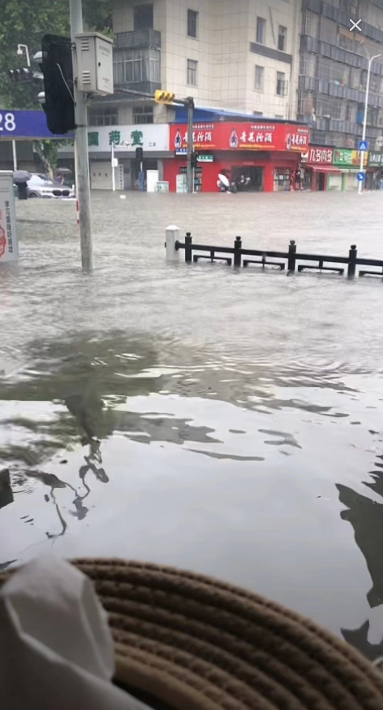 襄阳暴雨内涝致31条公交线路停运,应急局:涵洞及低洼地带还有积水
