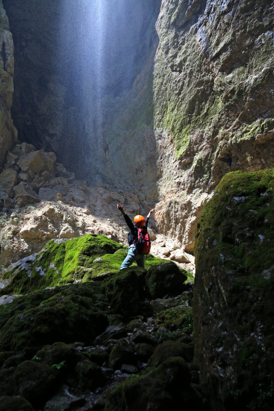 侧面看过去,刚好遮挡在一个巨大的洞穴口,形成一个天然"水帘洞".