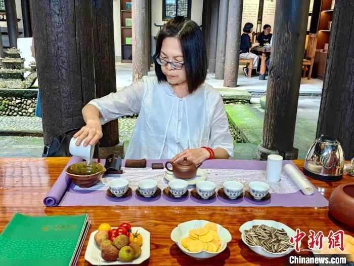 台湾茶艺师与浙江金华茶艺师切磋手上功夫_腾讯新闻