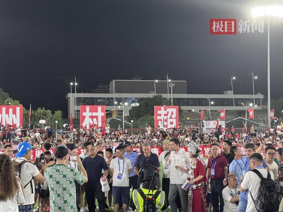 村超重启“来了一亿人”，国际球星巴乔和卡洛斯现身助力，受聘当地职业学校足球名誉教练和名誉顾问