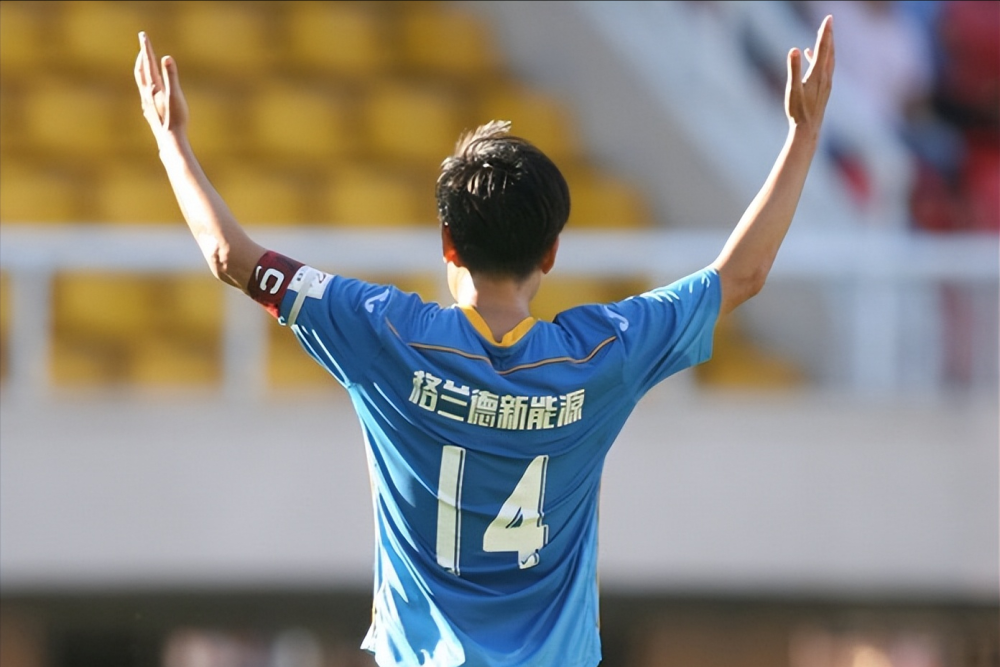 大连名宿加盟河南队教练组,曾担任大连英博教练!