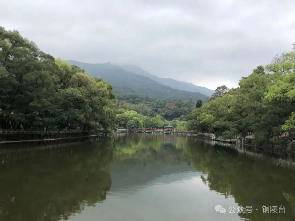 "四百多年以前,明代"游圣"徐霞客在《徐霞客游记》开篇《游天台山记》