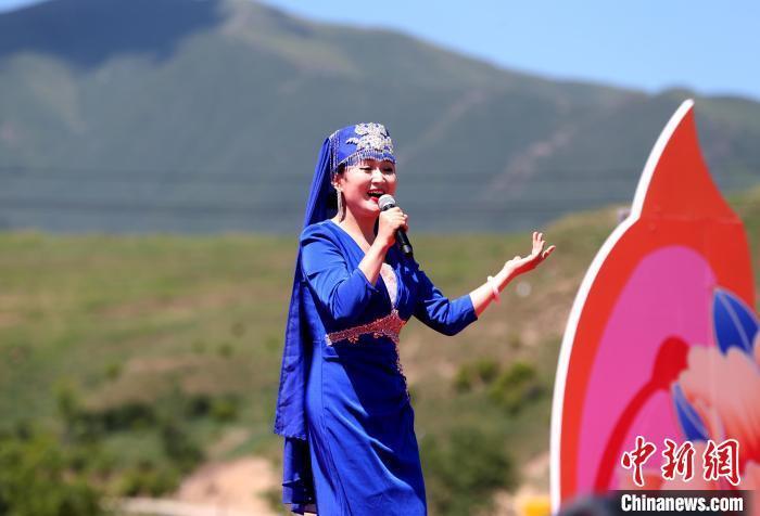 张忠苹 摄6月27日,青海大通,花儿歌手撒丽娜演唱《我唱花儿给你听》
