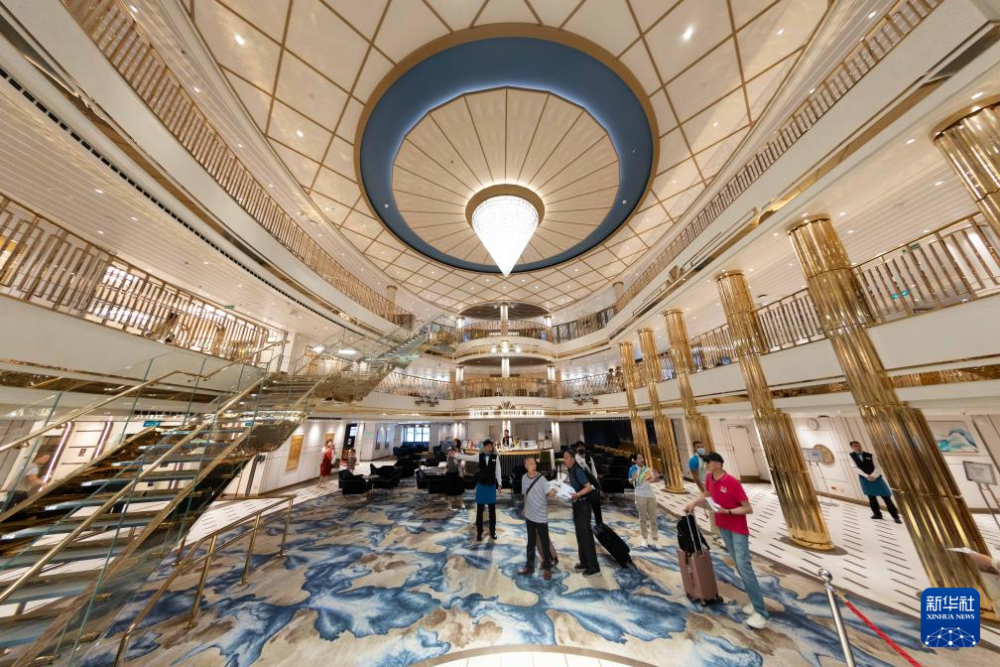 新华社记者 王翔 摄从国产大型邮轮"爱达·魔都号"观海酒吧向远处眺望