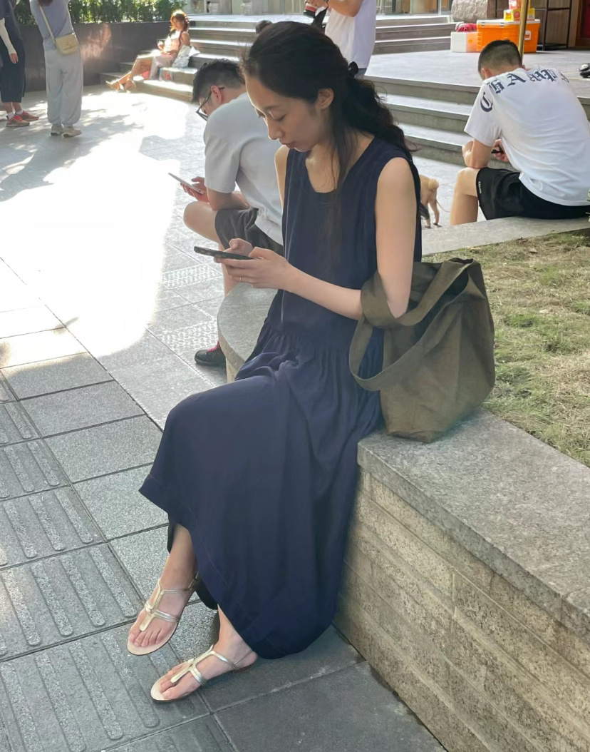 49岁黄觉罕见晒娃9岁小枣五官清秀像母亲麦子用左手写字引热议