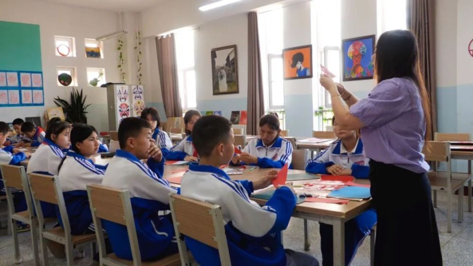 6月11日,巩留县城南中学开展了剪纸艺术展,为学生提供了一个展示自己