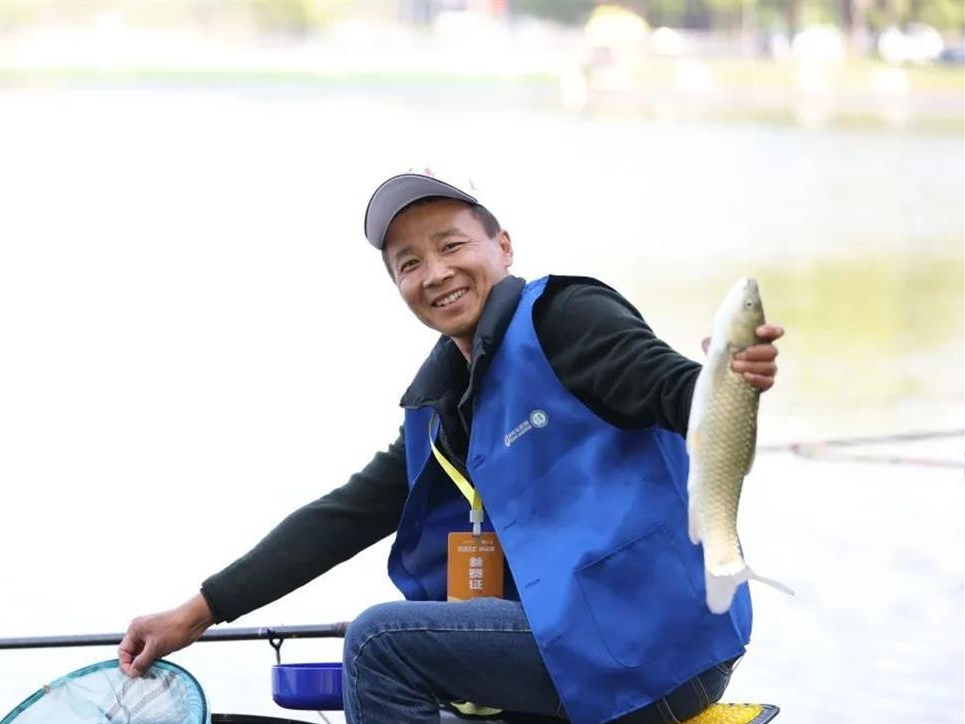 徐银舟的合伙人邓刚,是国家一级竞钓大师,他开设抖音账号"天元邓刚"