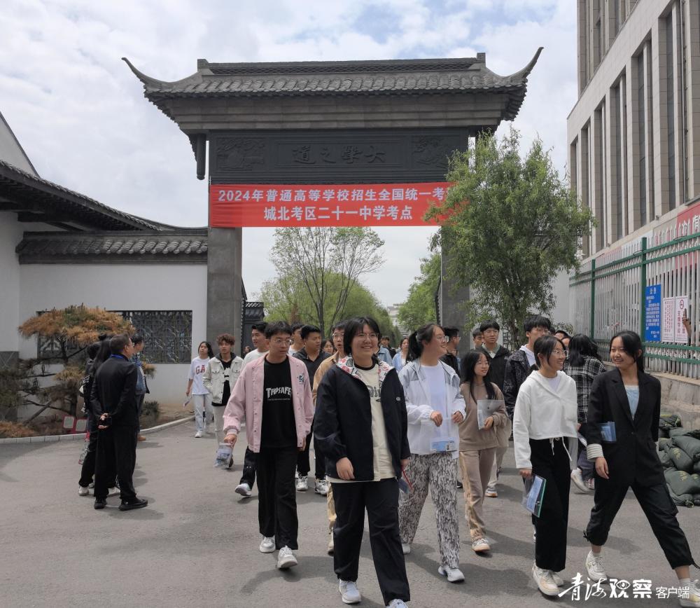 "7时30分左右,在西宁市海湖中学考点,考生和家长陆续到校,公安,交警
