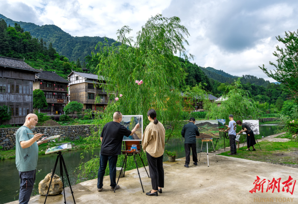 新化县奉家镇下团村地处雪峰山脉奉嘎山脚下,一条小溪穿村而过,每到