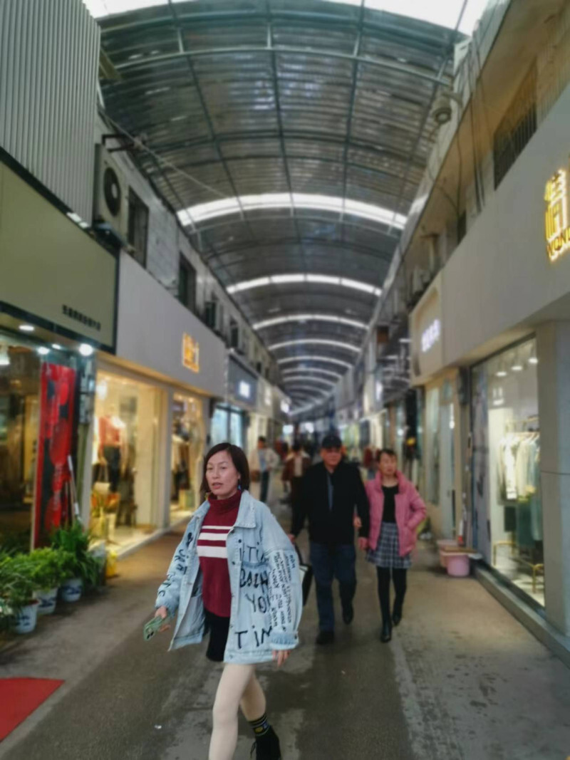 星期四,尽管天空下着细雨,可是,在长沙火车站旁边的金苹果大市场内,前