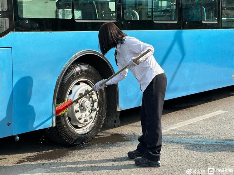 济南美女公交司机把兴趣变成职业 每天安全打卡近200个公交站点