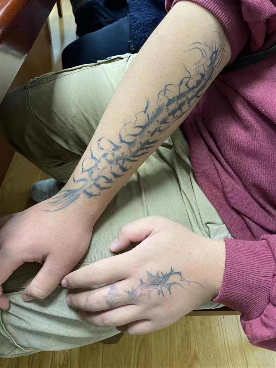 文身店收千元为16岁男孩文了一条大蜈蚣结果被诉赔2万元清洗费