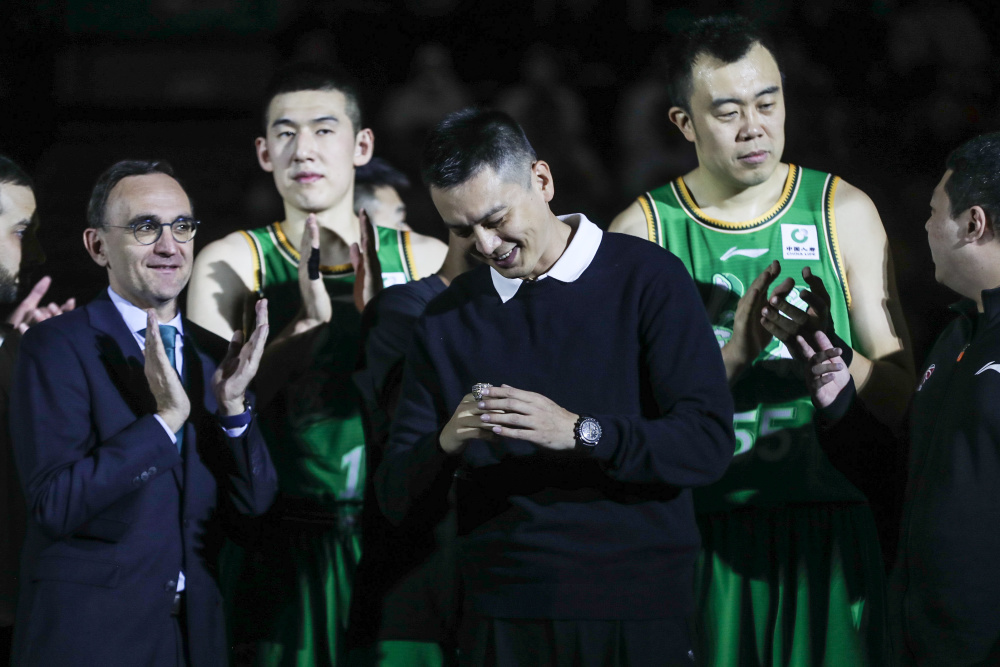 篮球——前辽宁本钢队主教练杨鸣领取冠军戒指_腾讯新闻