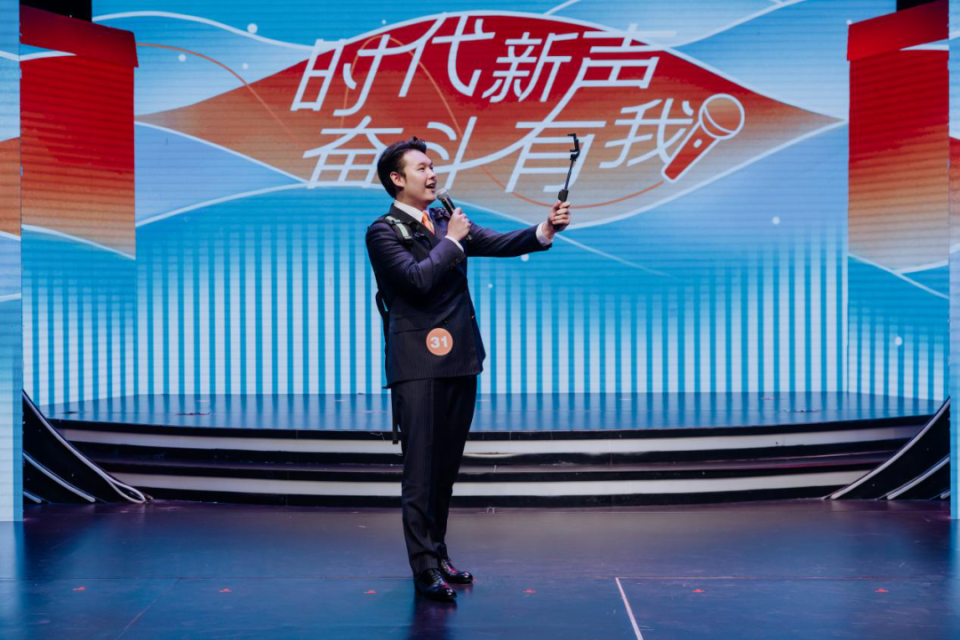 主持人李鑫模拟助农网络直播福建省广播影视集团主持人何艳欣带货福州