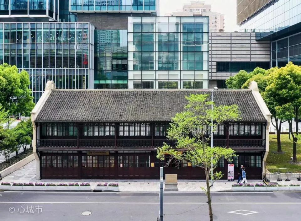焕新后的丰盛里·静安寺广场,以轻餐饮,零售和文化等为主营业态.