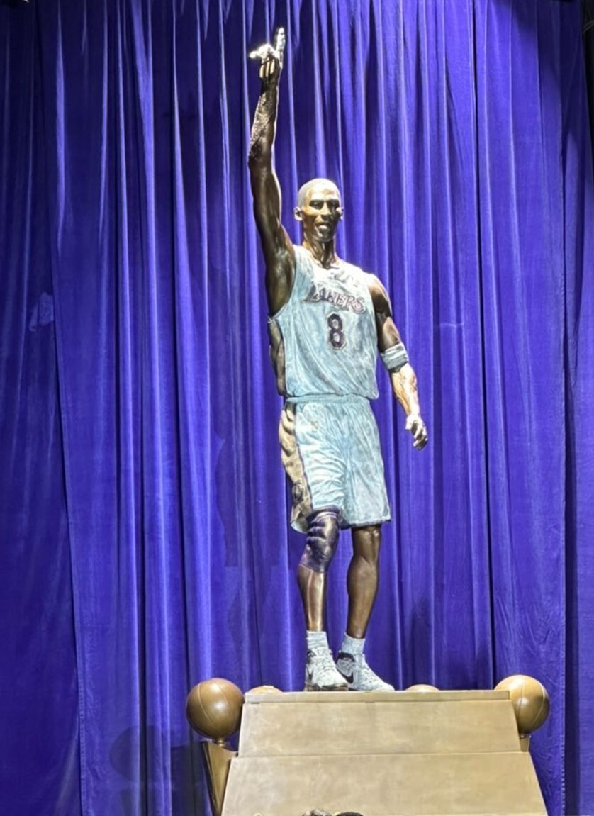 nba传奇科比第一座雕像正式公布:81分之夜8号科比单手指天