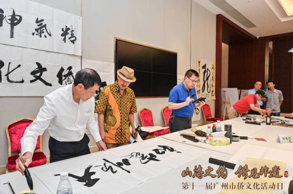 法国番禺富善社社长方显秋在法国也是从事艺术行业,"我们在巴黎从事