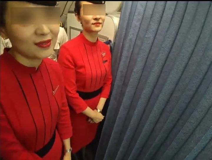 川航白金卡旅客要求摆餐遭拒刁难乘务组，资深飞友：非常愤怒，乘务长人特别好_腾讯新闻