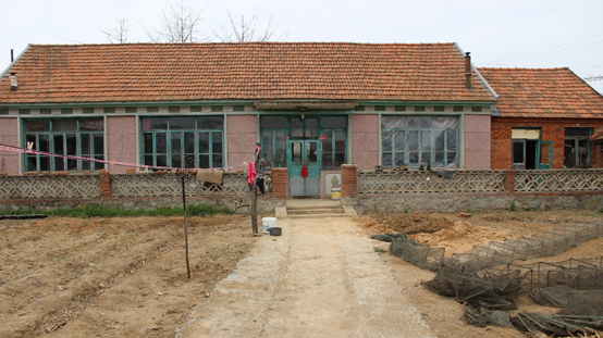 平房所在的村庄有些偏远,从高铁站驾车需40多分钟.