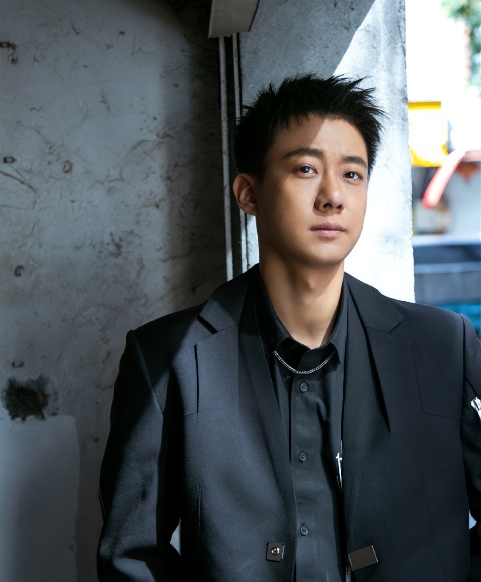 34岁张佳宁恋情曝光,男友是屈楚萧同学,三人上演现实版《燃冬》