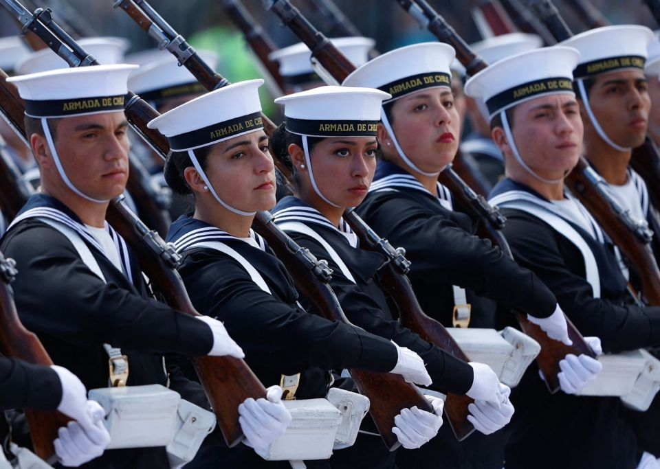 智利举行阅兵式