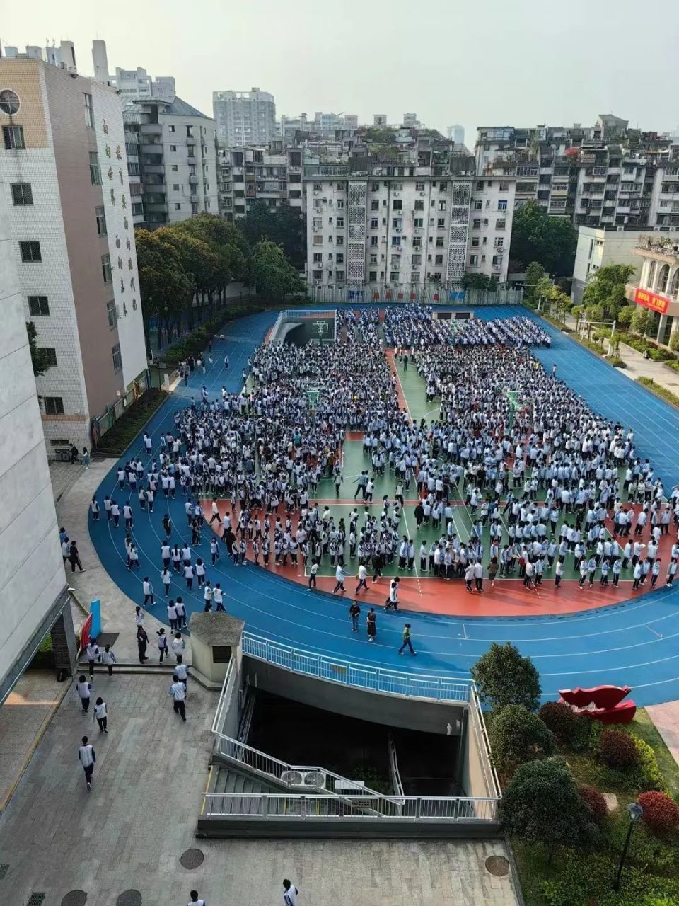 福州学校现场撤离视频来了!_腾讯新闻