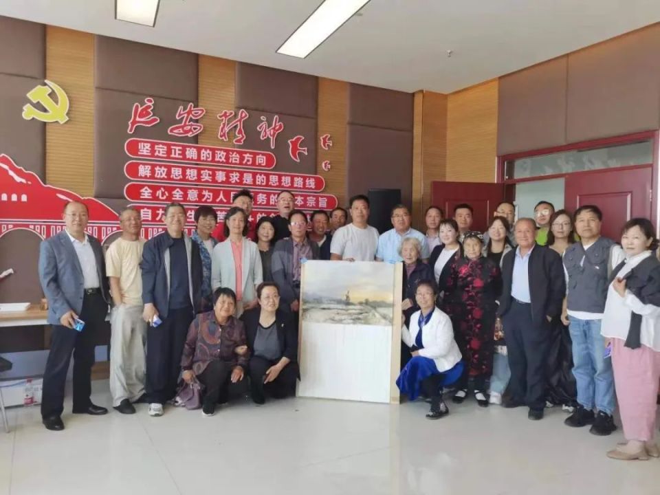 洛川县举办杨毅柳水色徜徉三十年公益美术讲座