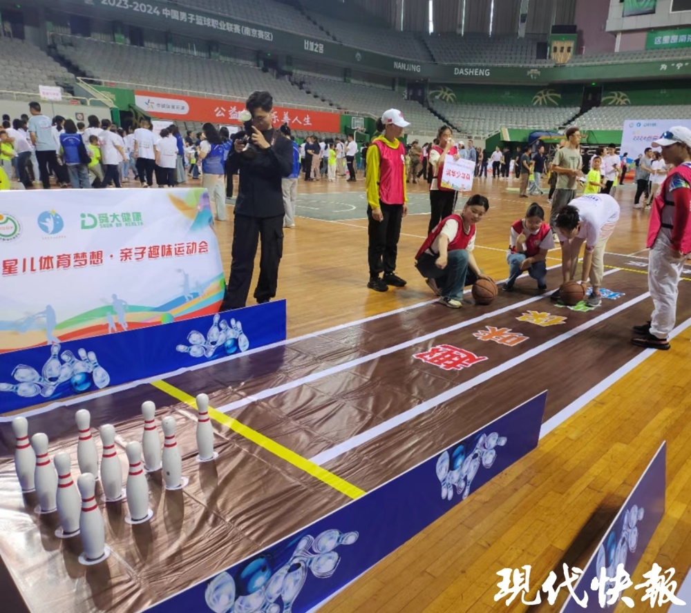 趣味运动会现场,在志愿者的引导下,趣味足球,篮球,保龄球,飞镖,投壶