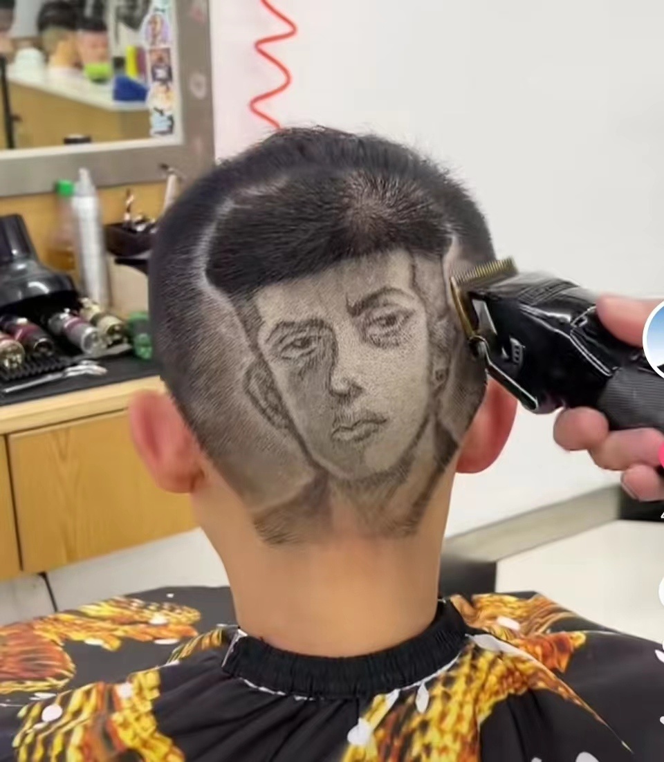 在朋友后脑勺雕刻宫城良田走红后,网友称赞他是"被美发耽误的雕刻师""