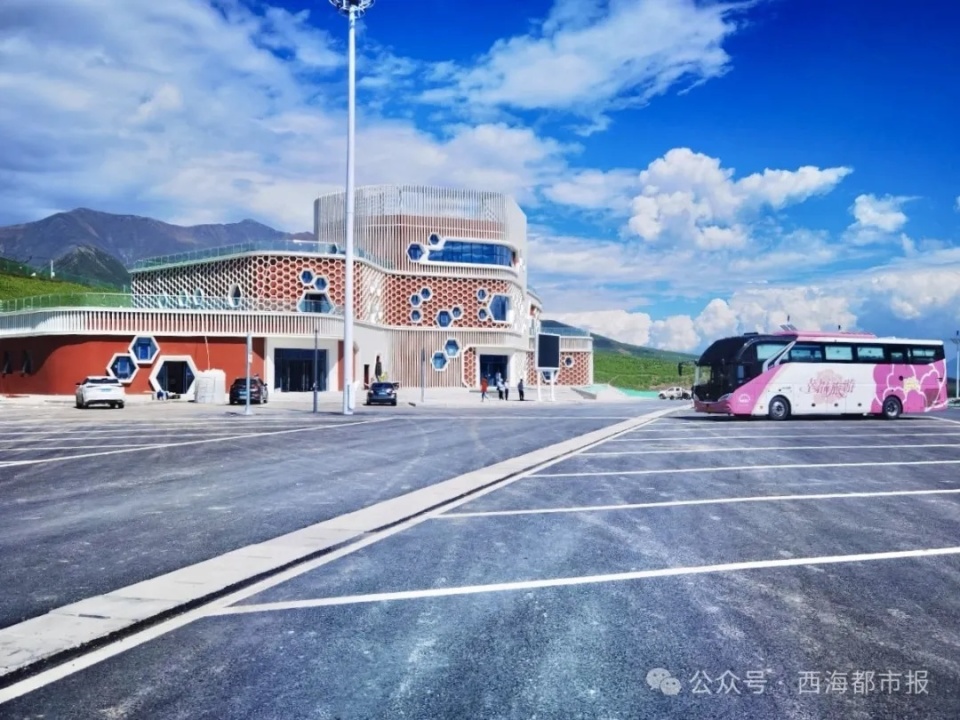 青海省扁都口至门源高速公路花海,峨堡服务区开通运营