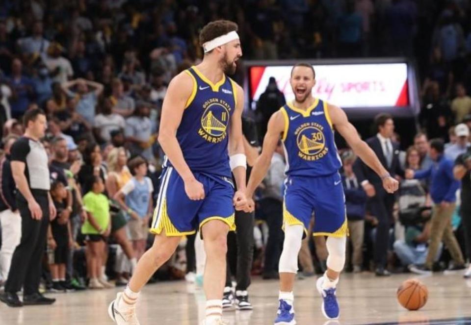 他们是过去十年最伟大的球队,库里和克莱的水花兄弟,成为了无数人追忆