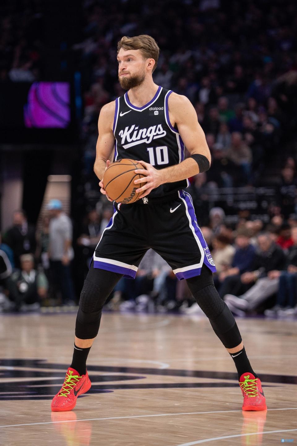 本场比赛,国王内线小萨博尼斯出战45分钟,投篮10中9,三分球1中1,罚球2