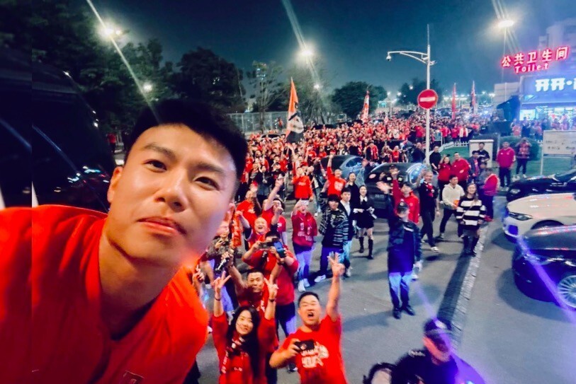 杨一鸣:哨响时眼泪流出来了,球迷半夜接机很难用言语表达_腾讯新闻