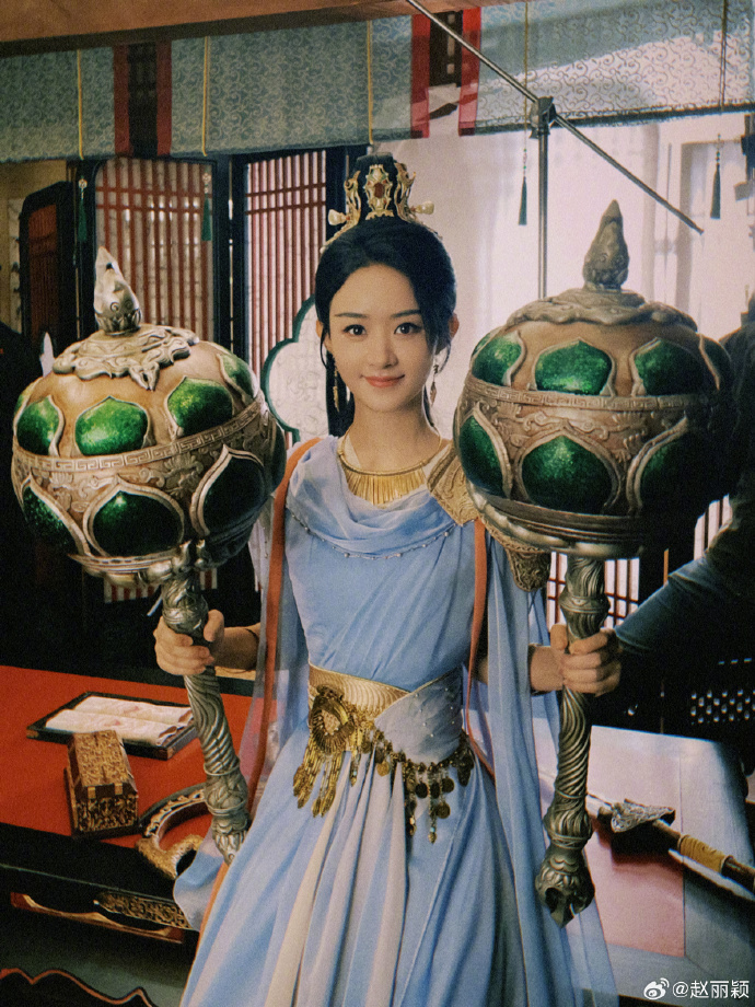 赵丽颖手举大锤子展示王者风范,意外曝光林更新日常超惬意_腾讯新闻